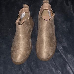 Toddler girl booties. Size 8. From FabKids